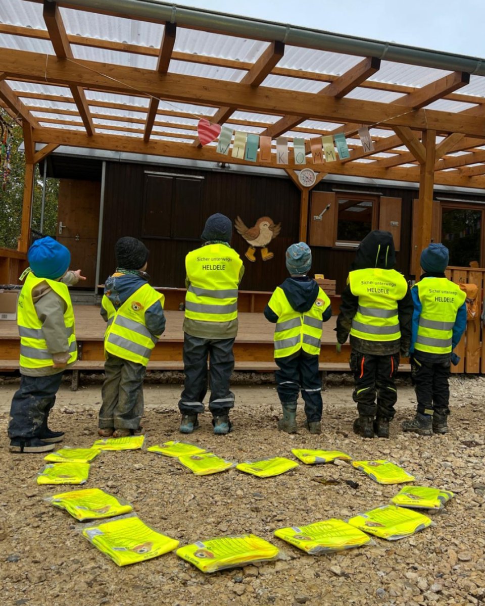 Immer mehr kleine Helden leuchten durch die kalte und dunkle Jahreszeit! 💛
Inzwischen haben auch weitere Kinder ihre Warnwesten bekommen und zeigen stolz, wie gut sie nun im Straßenverkehr sichtbar sind. ✨

#HELDELEStiftung #WarnwestenAktion #Kindersicherheit