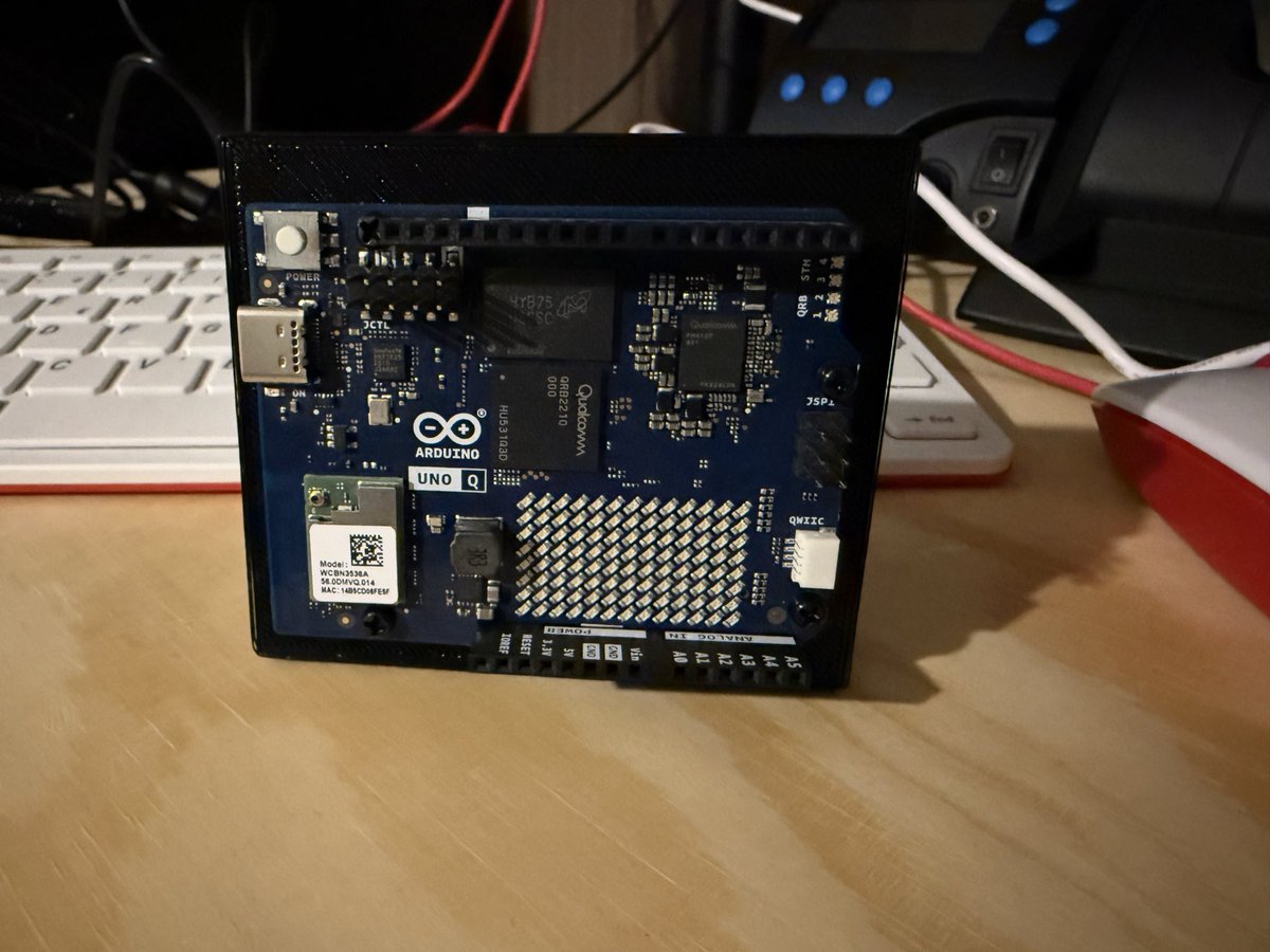 Makermanbe's tweet image. Stand for the new arduino UNO q. Download @: printables.com/model/1461164-… @OfficialArduino @printablescom #arduino #arduinounoq #stem #makers #prusa #3DPrinting