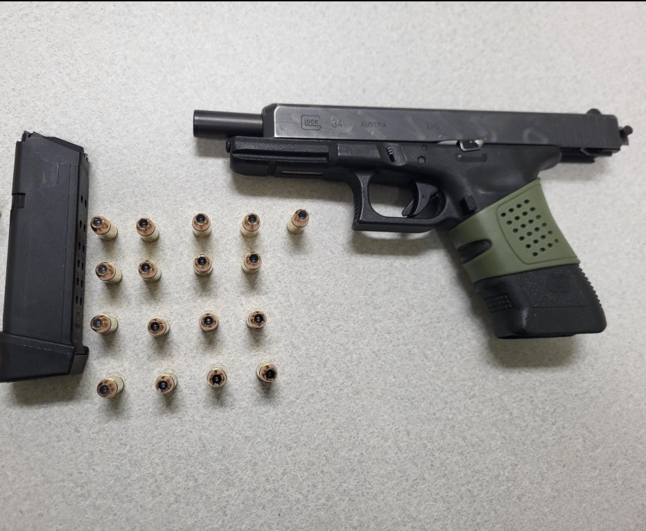 🚨 ARREST 🚨 

Outstanding Work Over The Weekend By Our 16th District Two Squad Officers. Individual In Custody, Firearm Recovered. 🚔
#PhillyPolice #PPD #16thDistrict