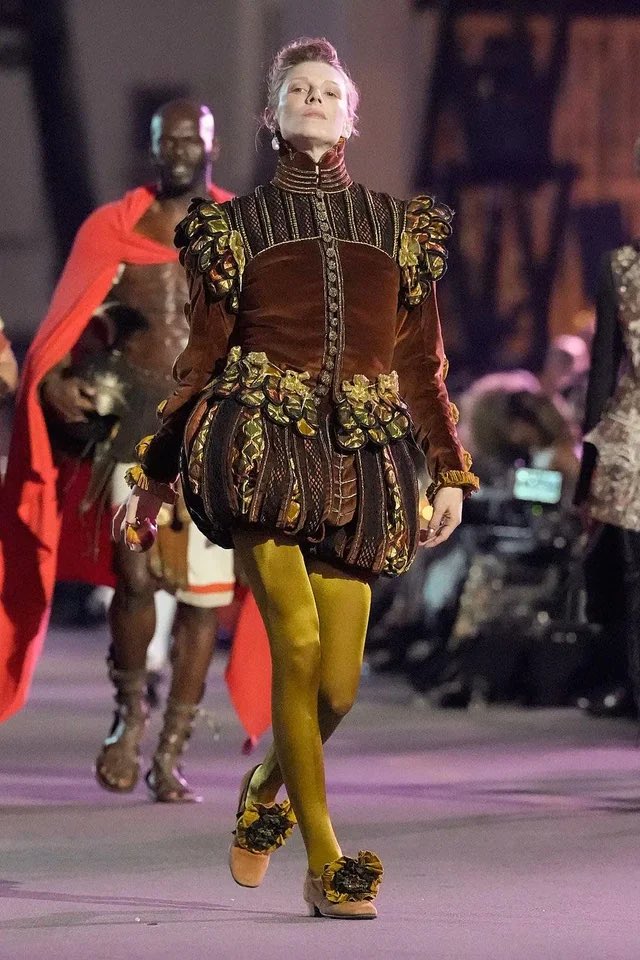 Avui ens hem despertat amb una notícia sorprenent: Orlando ha arribat al present! I se l’ha vist/a ni més ni menys que desfilant a la passarel·la de Vogue.