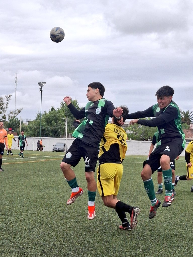 casdcamioneros's tweet photo. ⚽#Fútbol #Juveniles #AFA | Sexta 

🗓️ Fecha 4|Fase de grupos 

⏱️ 25' ST

📍Club Camioneros 

✍️:Camioneros busca en empate por todos los medios posibles

🟩⬜🟩#Camioneros 0
🟨⬛️🟨#ControlOrientado 1

💚 #SiempreVerde https://t.co/sMFPzul83g