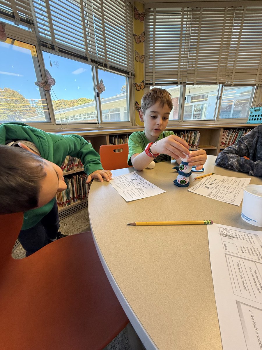 MrsCocozzaReads's tweet image. Full Halloween-STEAM ahead in the @HiawathaHuskies library!