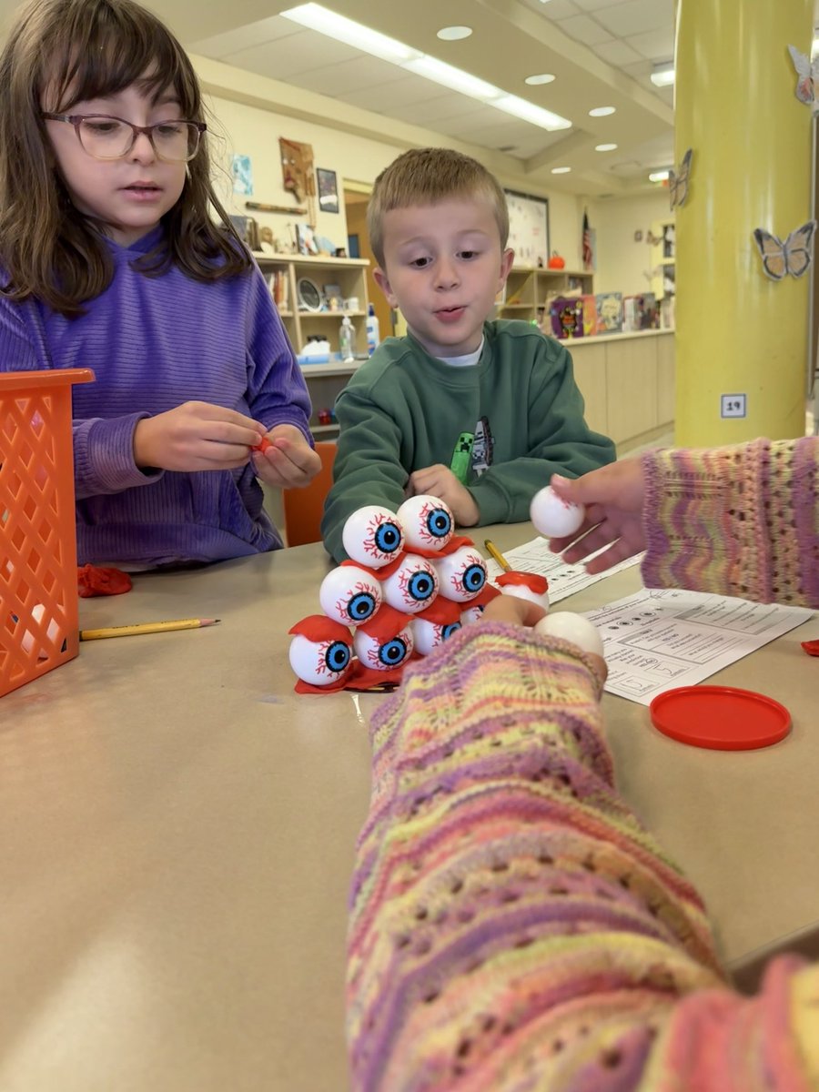 MrsCocozzaReads's tweet image. Full Halloween-STEAM ahead in the @HiawathaHuskies library!