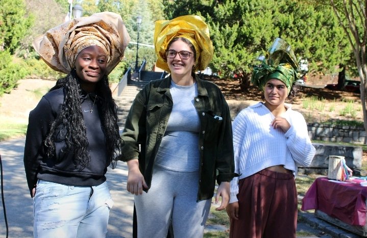 kolaayanwuyi's tweet photo. Damilola Adebonojo organised the first edition of Yorùbá Day yesterday at the University of Georgia. See the Yorùbá signature "Gèlè" on their heads. They are happy! https://t.co/dzl0DMxAGa