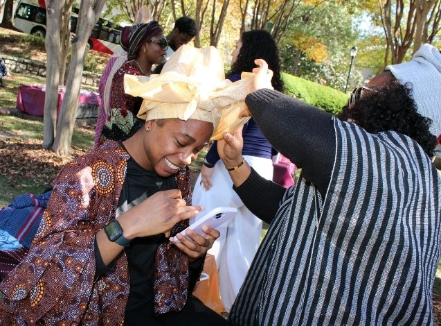 kolaayanwuyi's tweet photo. Damilola Adebonojo organised the first edition of Yorùbá Day yesterday at the University of Georgia. See the Yorùbá signature "Gèlè" on their heads. They are happy! https://t.co/dzl0DMxAGa