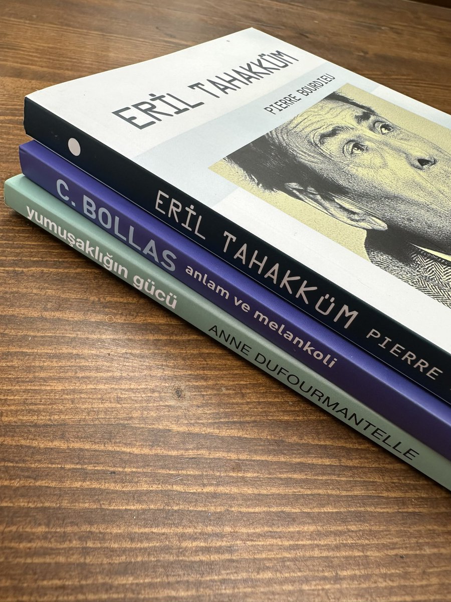 Bugünün ganimetleri. 
En çok en alttakini merak ediyorum. Rahmetli Dufourmantelle zihin olarak kendime çok yakın bulduğum birisidir.
Kitabın ismi de tam benlik, gücü asla katı ve sert bir şey olarak görmem çünkü.