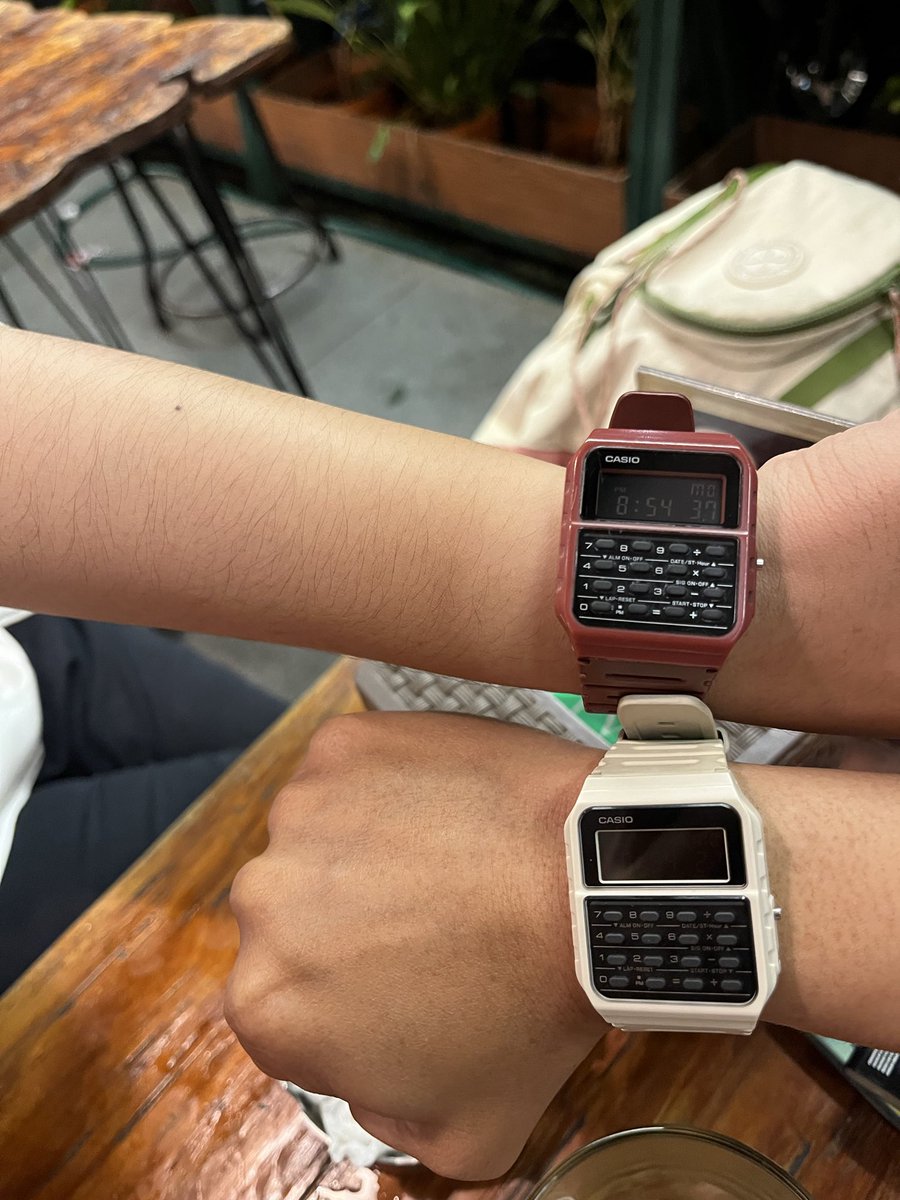 botolnalgene's tweet image. Ngetawain jam tangan keributan 🤣