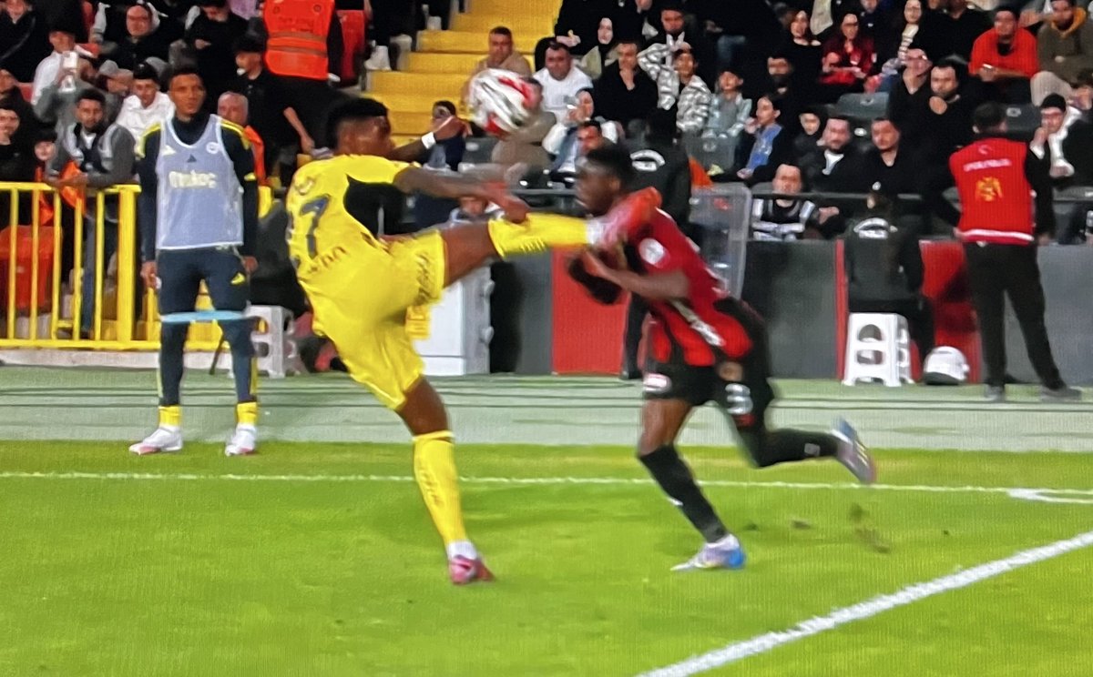 Dün fotoğraf üzerinden algı yapanlar delikanlı gibi cevap verin.

Bu pozisyon kırmızı kart mı değil mi?