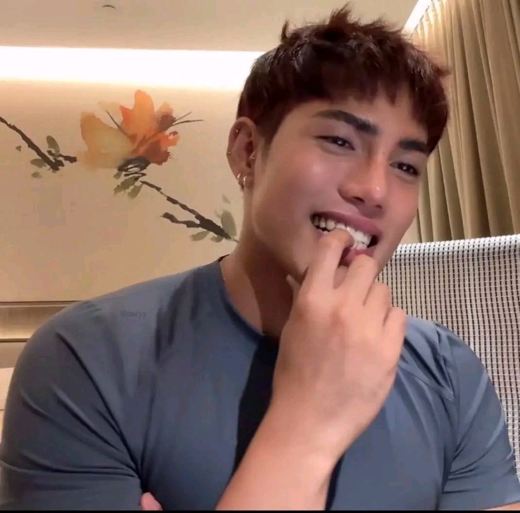 ode_to_felip's tweet image. sige lang magpost pa kayo! litong lito na yung tao kung ano ang ship ko, lumalayag lahat e 😭😭😭😭

si &quot;ipakilala mo na ako sa mama mo&quot;
si &quot;hindi ako umiiyak pare&quot;