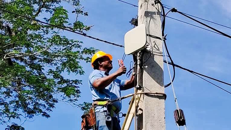 EliBustoDel02's tweet photo. Nuestros trabajadores preparados y alertas continúan realizando acciones para prevenir los daños en las infraestructuras de las telecomunicaciones 💙 #EtecsaConCuba https://t.co/1aamUwHc73