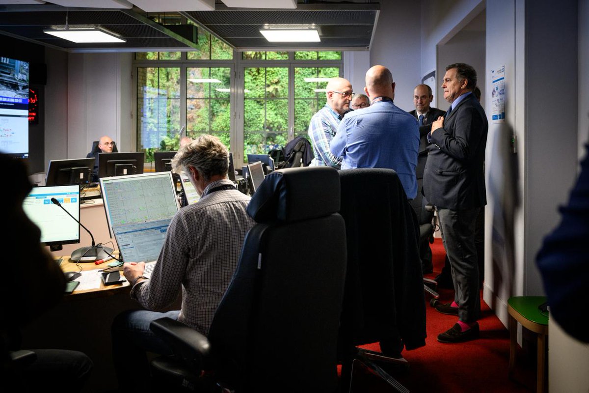 PhilippeTabarot's tweet image. S’en prendre à notre réseau ferroviaire, c'est mettre les Français dans la galère et dégrader le patrimoine commun de la Nation. 

Au Centre National des Opérations Ferroviaires aujourd'hui, pour un point de situation sur les incidents survenus sur la ligne à grande vitesse