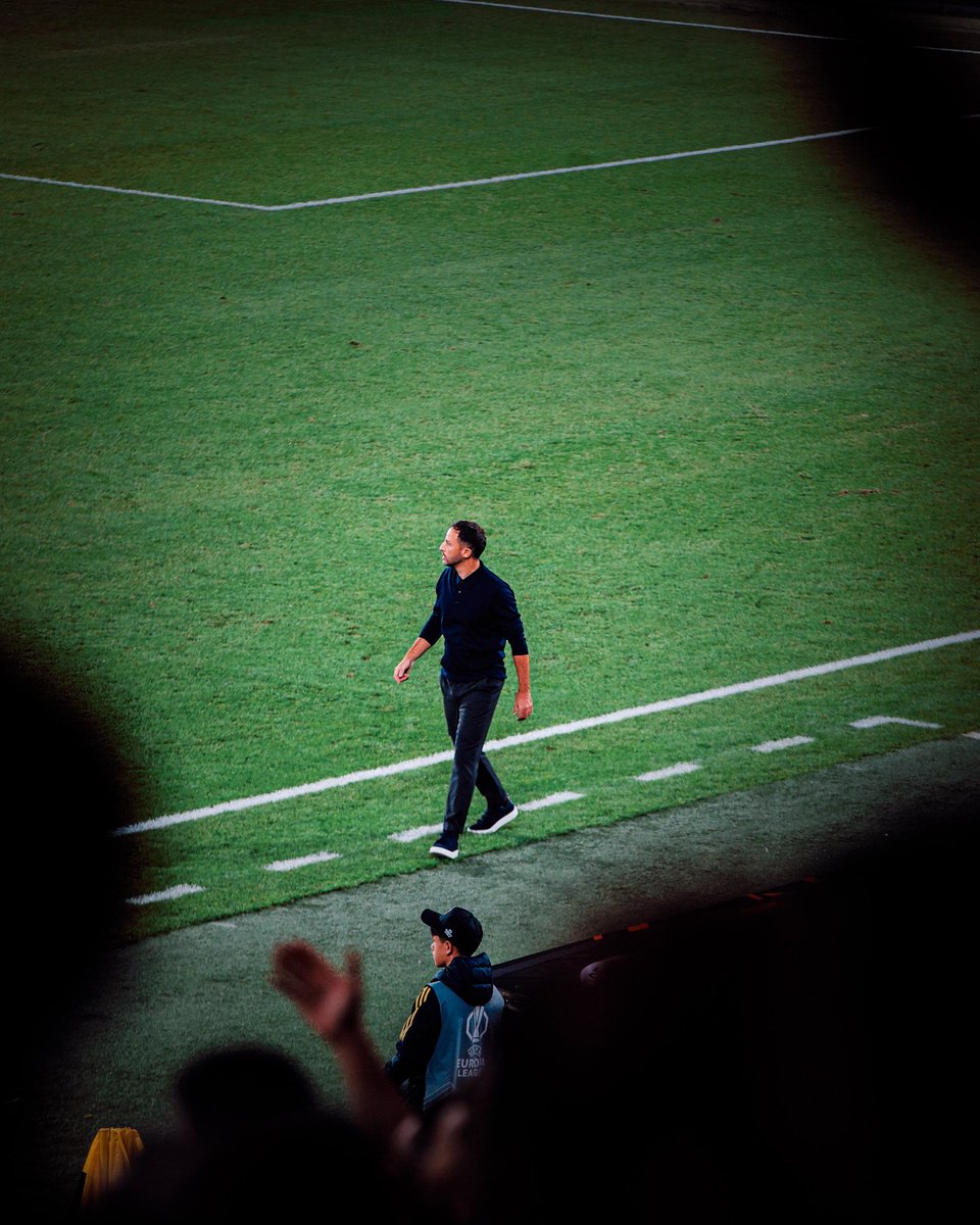 Müridlerin gözü yaşlı...

Seni savunacağız...