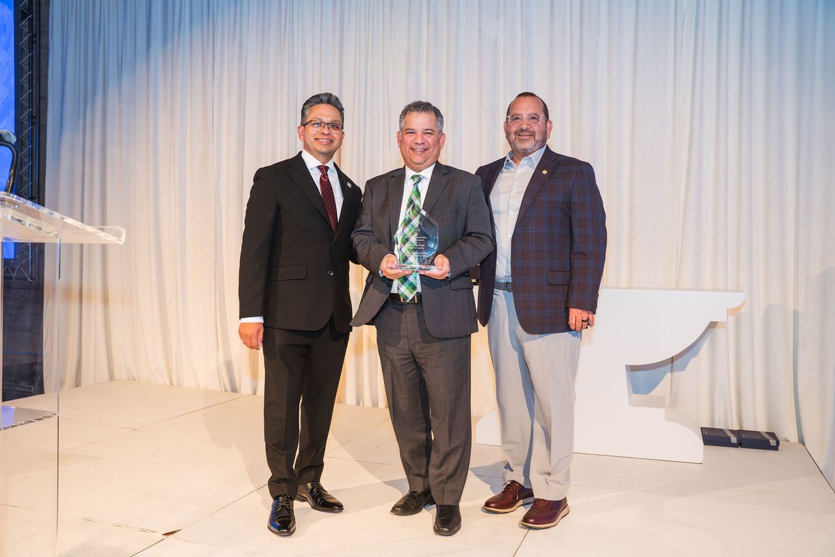 Thank You, Ildemaro J. Gonzalez, Chief Diversity, Equity and Inclusion Officer, RUSH University System for Health, for accepting the 2025 Building Communities Together Award on behalf of Rush at Making Dreams Come True!
Here’s to teamwork, impact and community!✨