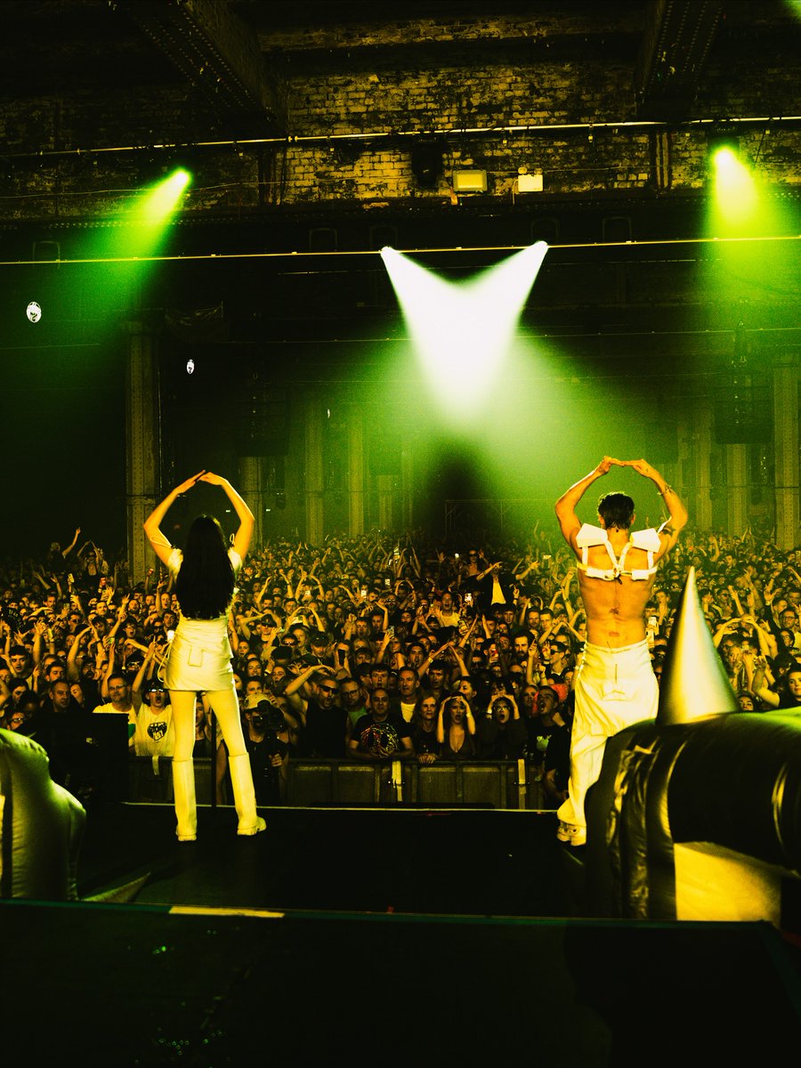 Confidence Man tweet media