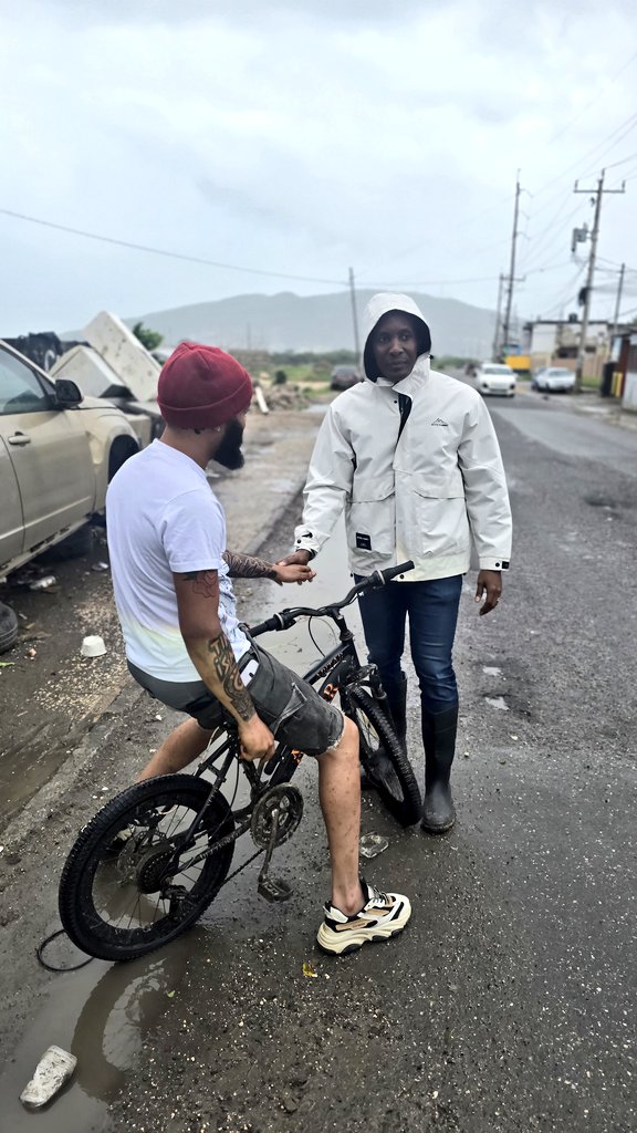 In the zone with my East Central family. Preparing our communities and reminding everyone to take the hurricane warnings seriously. Keep safe 🙏🌀🇯🇲 #Portmore #Jamaica #strongwithTerrelonge