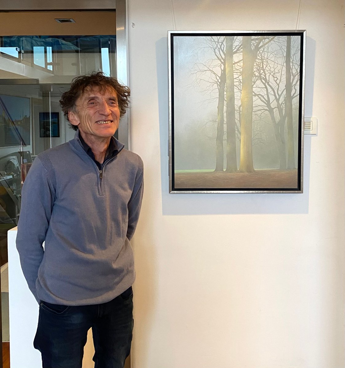 plusonegallery's tweet image. #MeetTheArtist: Here is #JohanAbeling in the gallery next to his painting 'December 26' oil on panel, 55 x 80 cm. For any enquiries or further information email info@plusonegallery.com #plusonegallery #hyperrealism #painting