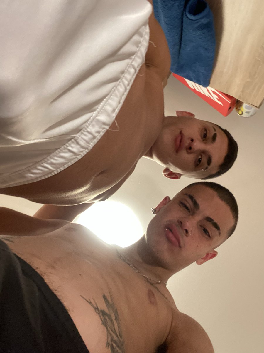 sewwasleon's tweet photo. Entre primos podemos hacer estas cosas ? Que opinan ? 😅🥵😳😳 https://t.co/jeKJgndmsA