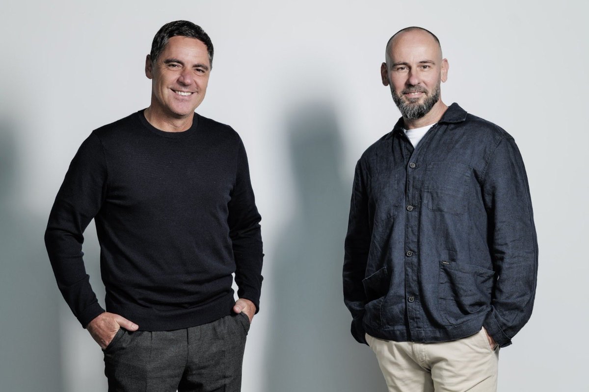 Comme l’écrit <a href="/sako/">Sako (Chiens de Paille)</a> :
« Deux regards.
Une même ville.
Quelque chose se prépare. »