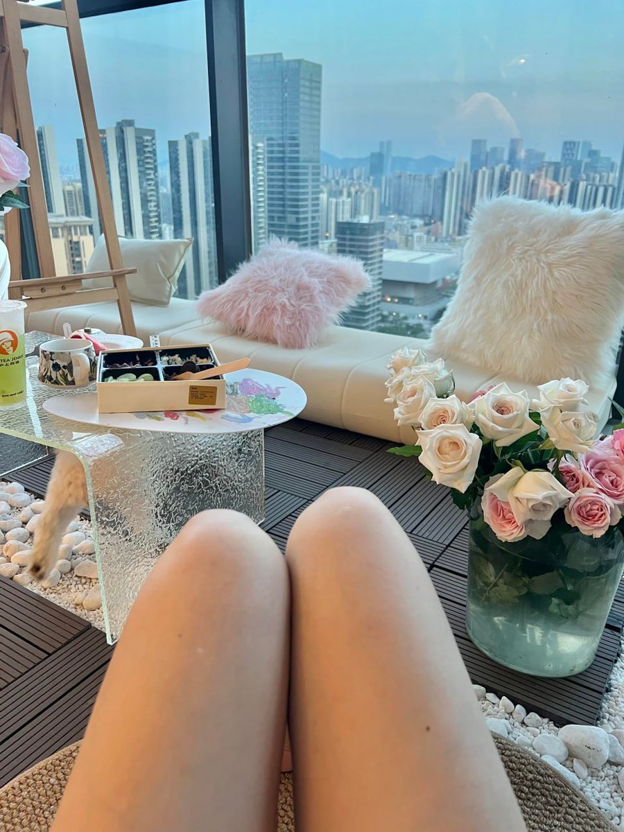srfxlsusu's tweet image. A sweet escape above the city 💗✨ Afternoon tea, flowers, and a skyline that steals your breath.
#CityChill #AfternoonVibes #CozyCorner