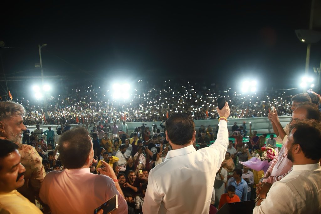 mieknathshinde's tweet image. 📍 जुहू चौपाटी, #मुंबई |
संजय निरुपम आणि बिहारी फ्रंटच्या वतीने छठ पूजेनिमित्त जुहू चौपाटी येथे आयोजित करण्यात येत असलेल्या कार्यक्रमाला उपस्थित राहून बहुसंख्येने जमलेल्या उत्तर भारतीय बांधवांना शुभेच्छा दिल्या. 
संजय निरुपम हे गेली २६ वर्ष छठ पूजेनिमित्त जुहू चौपाटी येथे या…