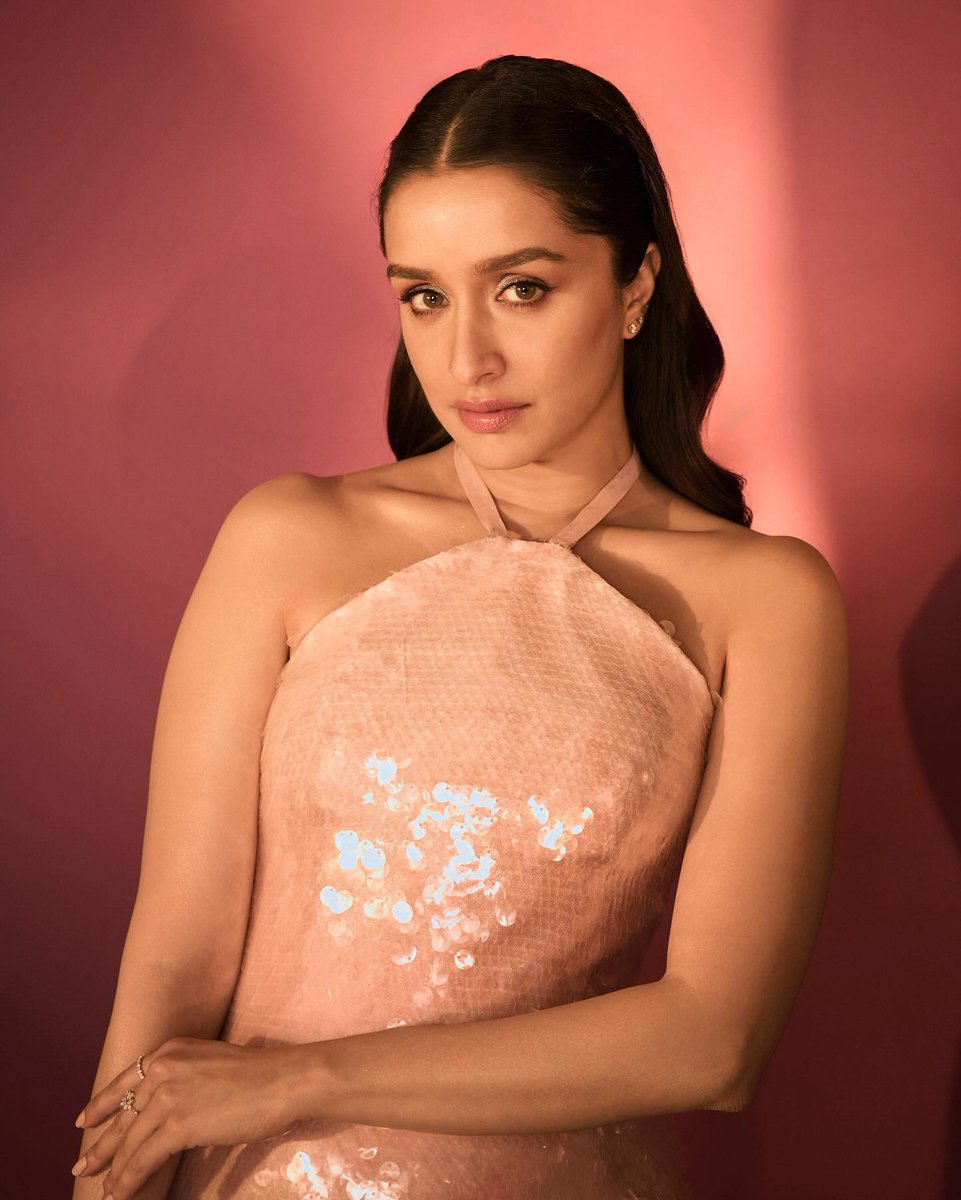 celeblife360's tweet image. Shraddha Kapoor's radiant sparkle in pink sequins lights up the night! 

#ShraddhaKapoor #PinkGlow #BollywoodBeauty #IndianActress