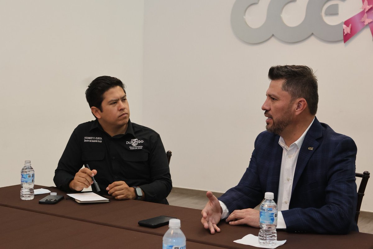 CCEDGOMX's tweet photo. Diálogo y colaboración para mejorar los programas sociales. 🤝

El presidente del #CCE, @montelongo_raul, se reunió con el Lic. @HumbertoZurita_, Director de @DSocial_Dgo, para compartir aportaciones sobre el programa #DurangoDeRol y su impacto en el comercio local. https://t.co/Ep9JfE8RF3