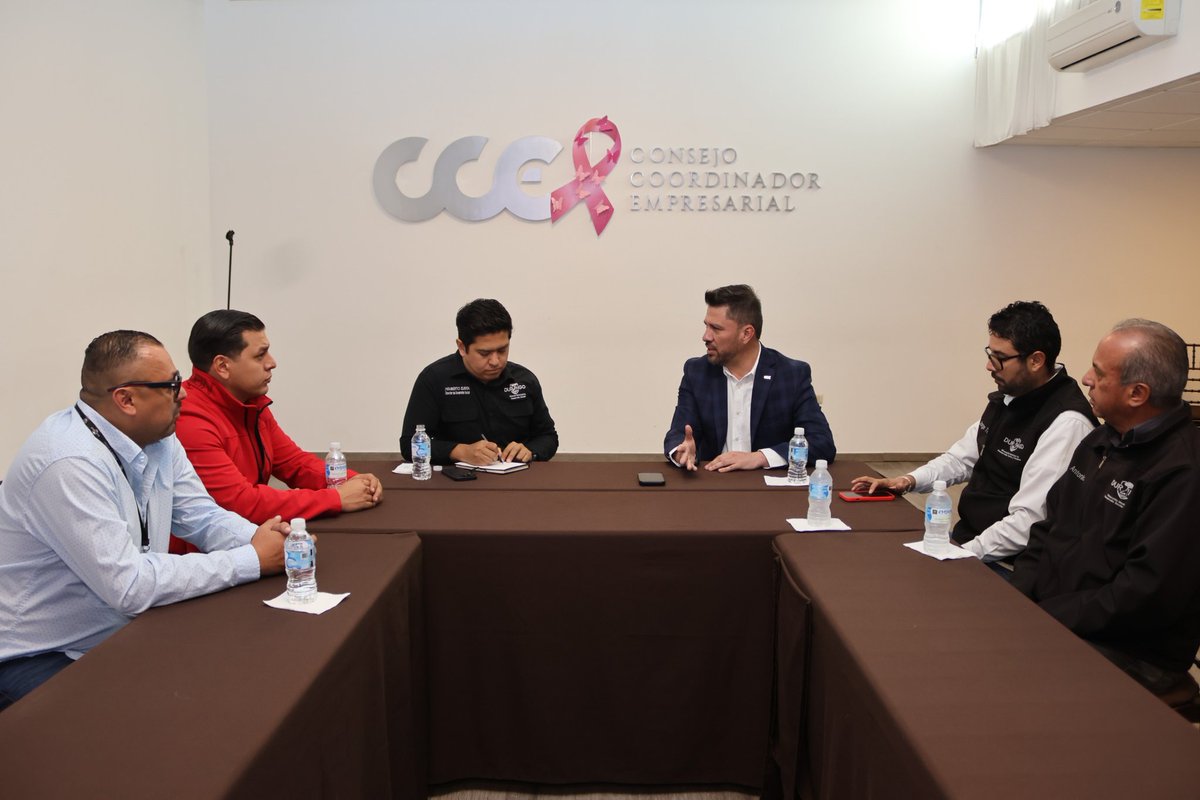 CCEDGOMX's tweet photo. Diálogo y colaboración para mejorar los programas sociales. 🤝

El presidente del #CCE, @montelongo_raul, se reunió con el Lic. @HumbertoZurita_, Director de @DSocial_Dgo, para compartir aportaciones sobre el programa #DurangoDeRol y su impacto en el comercio local. https://t.co/Ep9JfE8RF3