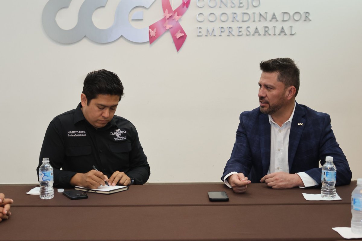 CCEDGOMX's tweet photo. Diálogo y colaboración para mejorar los programas sociales. 🤝

El presidente del #CCE, @montelongo_raul, se reunió con el Lic. @HumbertoZurita_, Director de @DSocial_Dgo, para compartir aportaciones sobre el programa #DurangoDeRol y su impacto en el comercio local. https://t.co/Ep9JfE8RF3