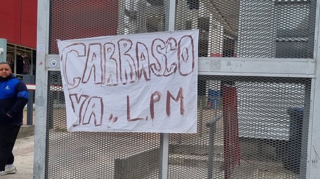 SomosNacional1's tweet photo. Acaban de colgar esta bandera afuera del Gran Parque Central donde los dirigentes de Nacional están reunidos.

ℹ️ @GonzaloRonchi https://t.co/9pNkWNtYrQ