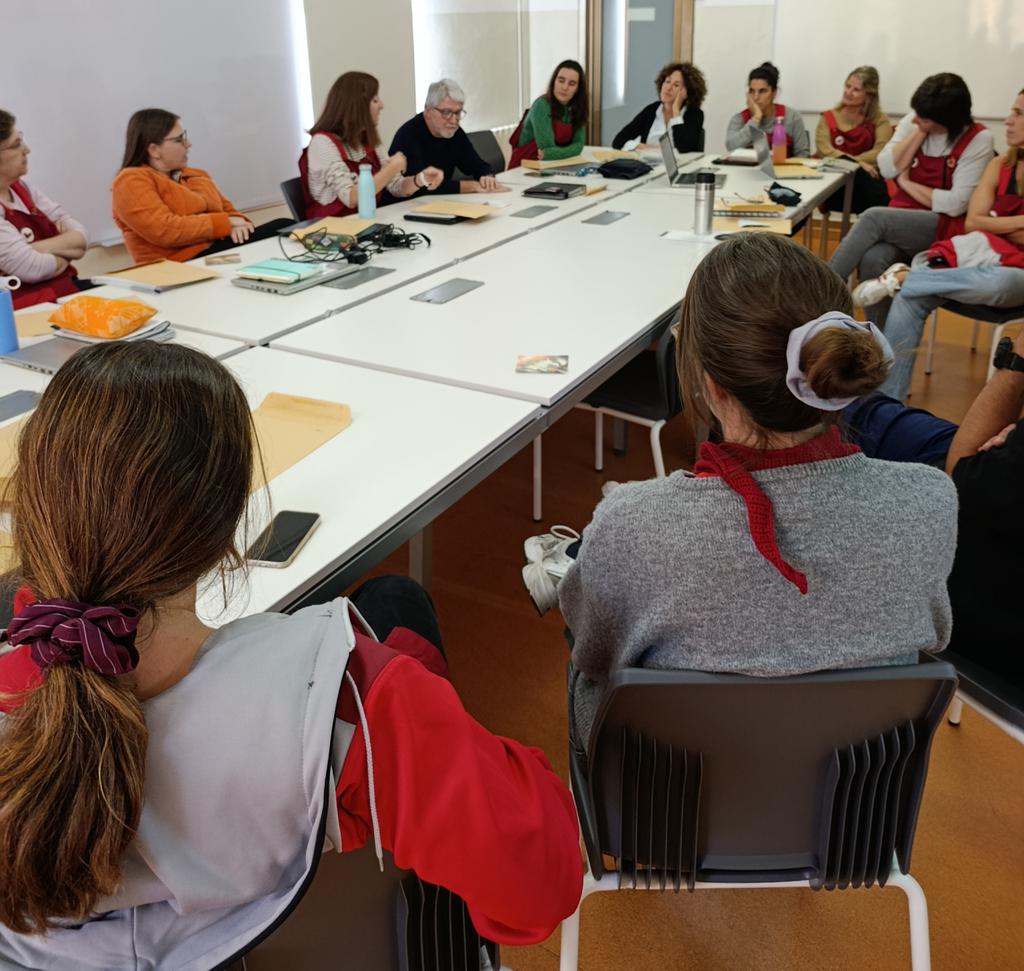 vedrunaangels's tweet image. Com podem apropar el món a les aules? Reflexions molt interessants a la primera sessió del grup impulsor de la @xarxaCb @FECC_educacio @SEciutatvella  @VedrunaCat