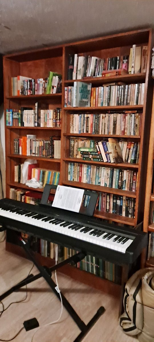 alohi76's tweet image. This is a library (there are more bookshelves, but I could only do four pictures at a time).