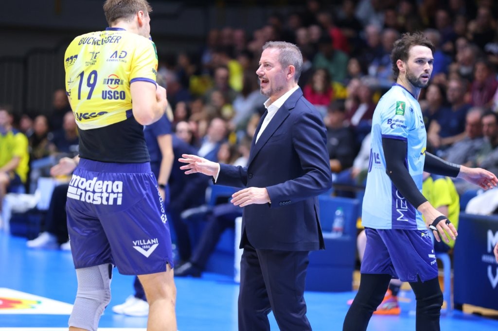 Volleyball_it's tweet image. 🏐🛒 Modena: Rinnovo biennale per coach Giuliani
👉🏻 volleyball.it/2025/10/27/not…

📲 Scarica l’app:
– Apple Store – apple.co/4jVHK8e
– Play Store (Android) – bit.ly/4gExnms

#SuperLegaCredemBanca #Modena #Giuliani #biennale #contratto