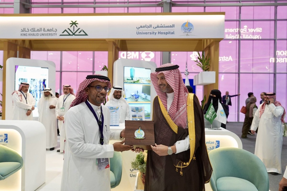 JazanUniversity's tweet image. #الجامعة_اليوم 📸
جامعة جازان ممثلة بالمستشفى الجامعي تشارك بجناح في ملتقى الصحة العالمي الذي افتتحه معالي وزير الصحة #فهد_الجلاجل، تحت شعار &quot;استثمر في الصحة&quot; في مركز الرياض للمعارض والمؤتمرات بملهم، ويستمر لمدة 4 أيام. 
#ملتقى_الصحة_العالمي_2025 
#جامعة_جازان