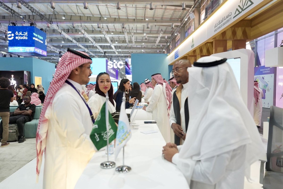JazanUniversity's tweet image. #الجامعة_اليوم 📸
جامعة جازان ممثلة بالمستشفى الجامعي تشارك بجناح في ملتقى الصحة العالمي الذي افتتحه معالي وزير الصحة #فهد_الجلاجل، تحت شعار &quot;استثمر في الصحة&quot; في مركز الرياض للمعارض والمؤتمرات بملهم، ويستمر لمدة 4 أيام. 
#ملتقى_الصحة_العالمي_2025 
#جامعة_جازان