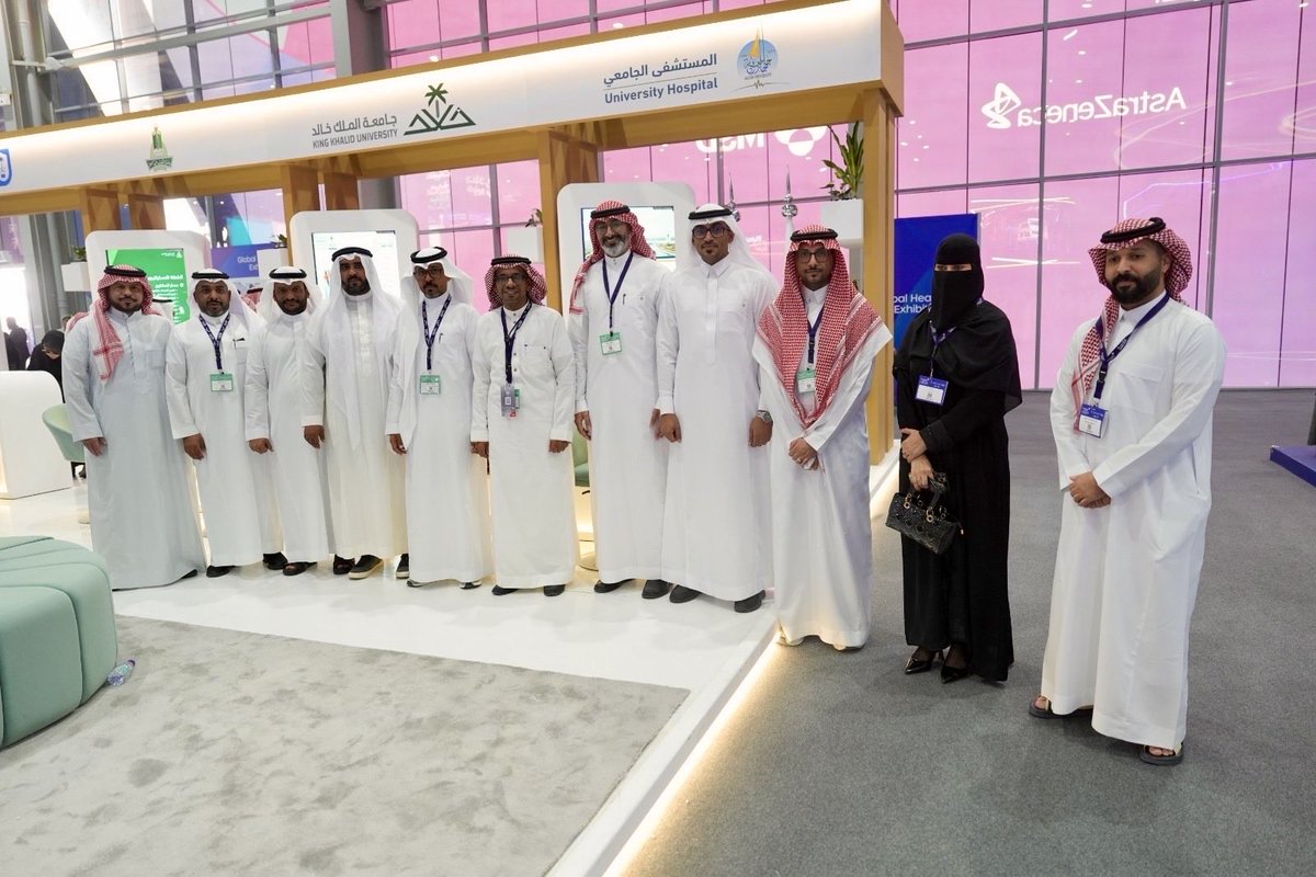 JazanUniversity's tweet image. #الجامعة_اليوم 📸
جامعة جازان ممثلة بالمستشفى الجامعي تشارك بجناح في ملتقى الصحة العالمي الذي افتتحه معالي وزير الصحة #فهد_الجلاجل، تحت شعار &quot;استثمر في الصحة&quot; في مركز الرياض للمعارض والمؤتمرات بملهم، ويستمر لمدة 4 أيام. 
#ملتقى_الصحة_العالمي_2025 
#جامعة_جازان