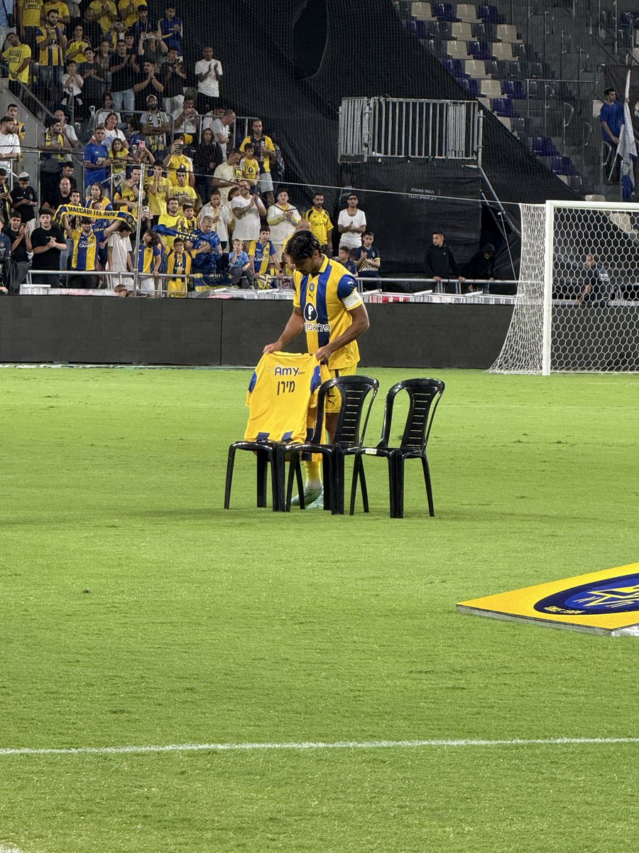 יותר מדי זמן היו מונחות החולצות עם שמותיהם של עמרי מירן וגלי וזיו ברמן בבלומפילד. היום, סוף סוף, הקפטן דור פרץ הוריד אותן