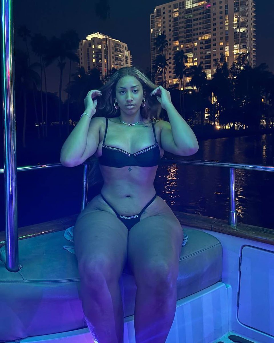 sixft7latina's tweet image. She's a 10 but she's also 6'7 so what is she??