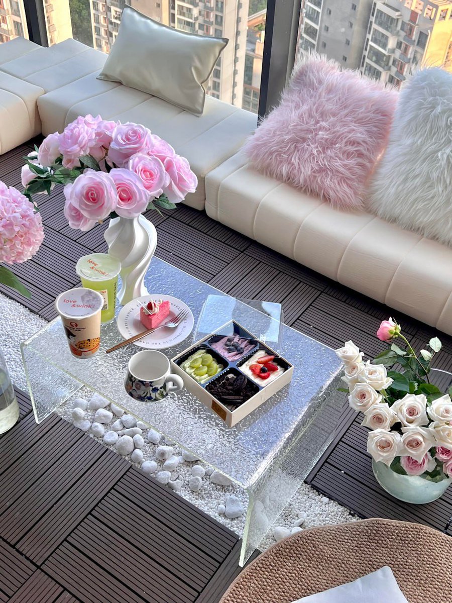srfxlsusu's tweet image. A sweet escape above the city 💗✨ Afternoon tea, flowers, and a skyline that steals your breath.
#CityChill #AfternoonVibes #CozyCorner