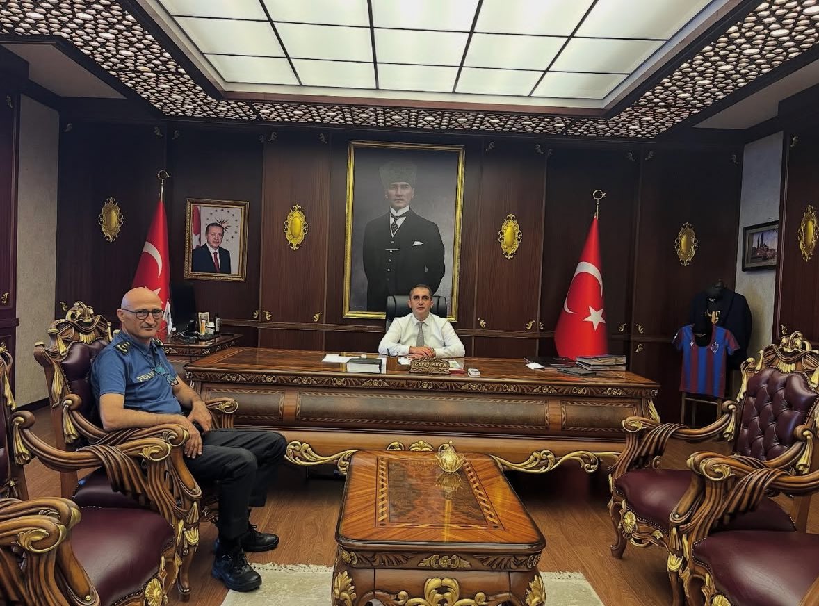 solda japonya imparatoru naruhito, amerika başkanı trump’ı imparatorluk sarayında ağırlıyor. sağda of kaymakamı misafirlerini ağırlıyor. dünya bizi kıskanmasın da ne yapsın?