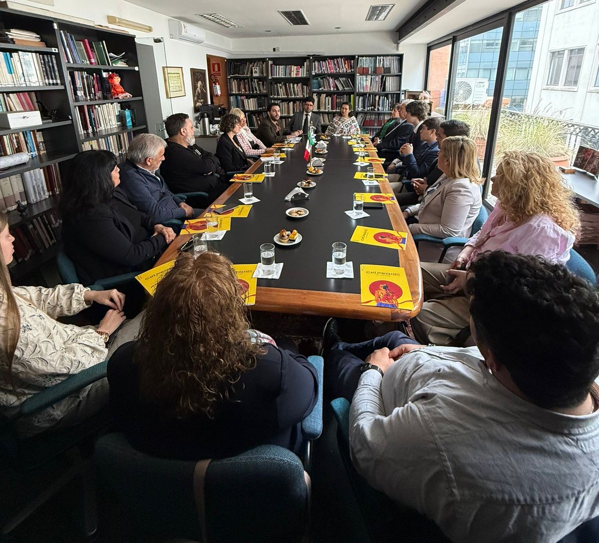 GonzaloGomez03's tweet photo. Junto a la Comisión de Cultura de la @juntamvd fuimos recibidos por la Embajada de México para mantener una reunión coordinada por la fundación @CultusUy en el marco de la 4ta edición de Café, Poesía, y Arte. https://t.co/Yz2RLTp22O