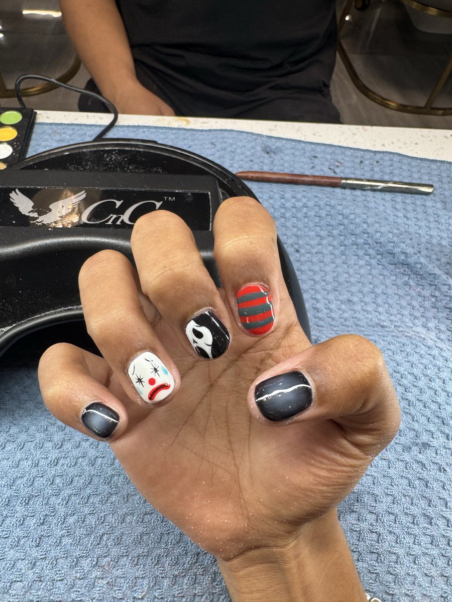 Almightychloeee's tweet photo. Yall like my SPOOKY NAILS?👻🎃 https://t.co/y2xTS4crPW
