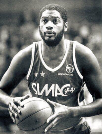 BasketLovers11's tweet photo. Joe Barry Carroll, 1984/85.
#Simac
#OlimpiaMilano https://t.co/S9yB9Kd8DX