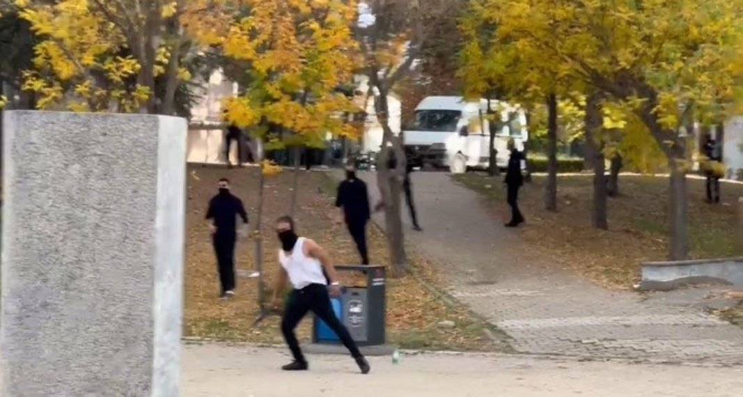 Bugün, Hacettepe Üniversitesi'nde elinde pala ve satırlarla okula giren faşist çetenin saldırısı sonucu 3 öğrenci arkadaşımız yaralanmıştır.

ODTÜ'den Hacettepe'ye eli satırlı faşist  serserilere karşı asla geri adım atmayacak okullarımızı savunmaya devam edeceğiz.