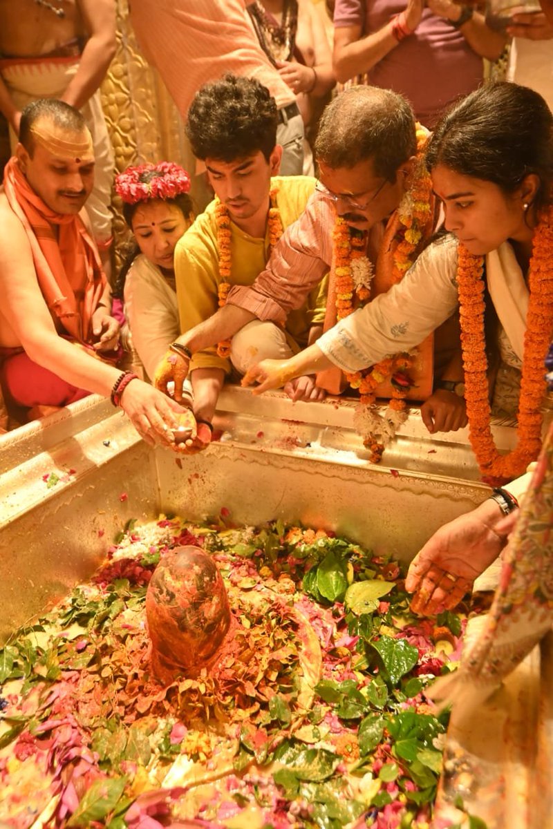 dpradhanbjp's tweet image. आज वाराणसी में परिवार सहित बाबा विश्वनाथ के पावन दरबार में दर्शन व आशीर्वाद प्राप्त करने का सौभाग्य मिला।

बाबा विश्वनाथ से प्रार्थना है कि  सभी के जीवन में सुख, शांति, समृद्धि और सकारात्मक ऊर्जा का संचार करें।

हर हर महादेव!