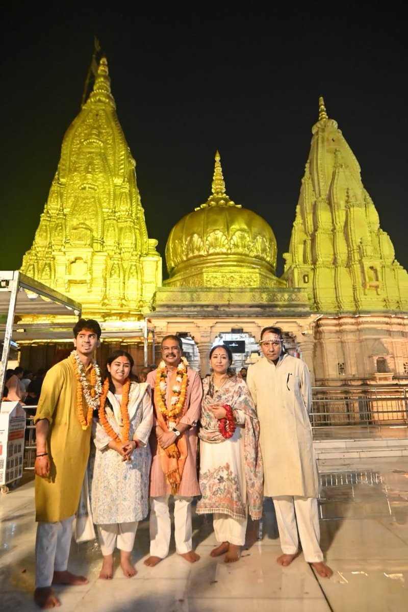 dpradhanbjp's tweet image. आज वाराणसी में परिवार सहित बाबा विश्वनाथ के पावन दरबार में दर्शन व आशीर्वाद प्राप्त करने का सौभाग्य मिला।

बाबा विश्वनाथ से प्रार्थना है कि  सभी के जीवन में सुख, शांति, समृद्धि और सकारात्मक ऊर्जा का संचार करें।

हर हर महादेव!