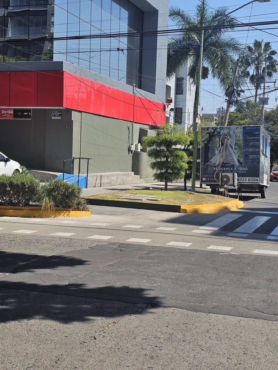 tonyypinedo's tweet image. En la esquina de Yaquis 110  esquina justo sierra, se encuentra esta caja que solo sirve para acumular basura agradecemos la quiten .Ahi sirve para esconderse los maleantes  col.vallarta nte @movilidadGDL @vallartanortesl