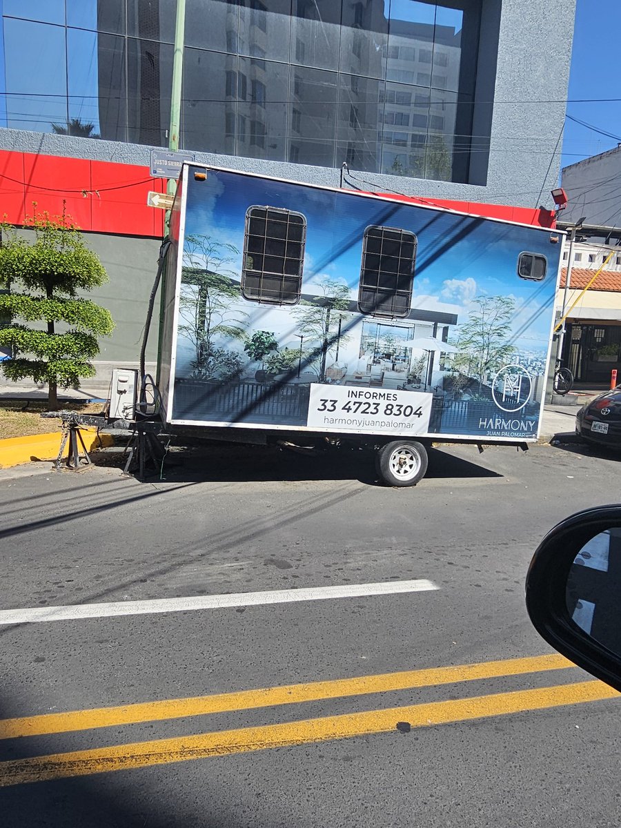 tonyypinedo's tweet image. En la esquina de Yaquis 110  esquina justo sierra, se encuentra esta caja que solo sirve para acumular basura agradecemos la quiten .Ahi sirve para esconderse los maleantes  col.vallarta nte @movilidadGDL @vallartanortesl