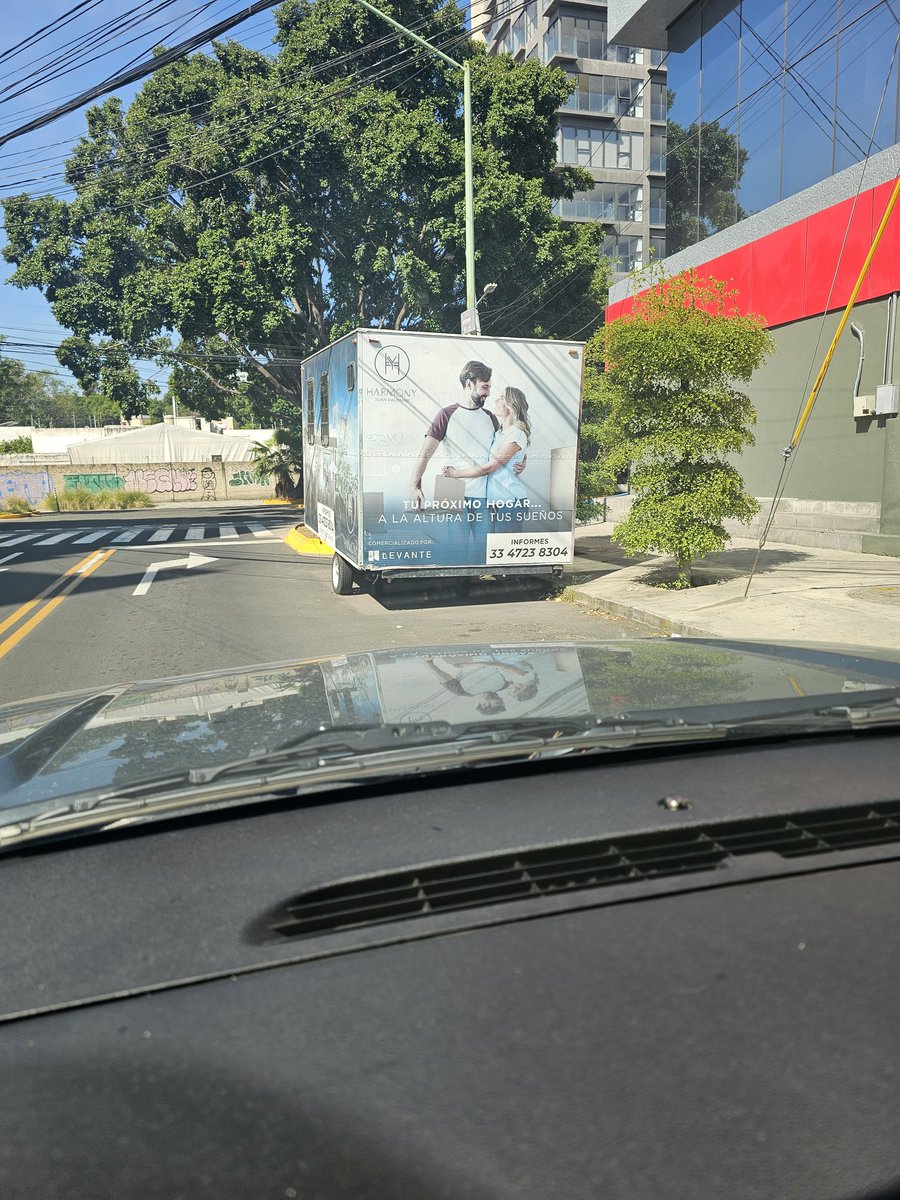 tonyypinedo's tweet image. En la esquina de Yaquis 110  esquina justo sierra, se encuentra esta caja que solo sirve para acumular basura agradecemos la quiten .Ahi sirve para esconderse los maleantes  col.vallarta nte @movilidadGDL @vallartanortesl