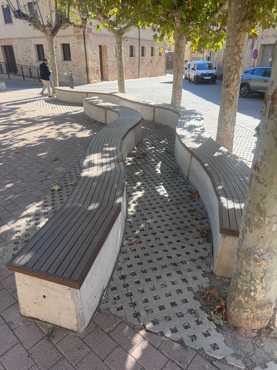 MaryanDecora's tweet image. Con el #sistemagrad de instalación de tarimas de exterior es bastante rápida y limpia la instalación y más en zonas curvas, que con otros sistemas 
#proyectos #soria #sanestebandegormaz #cyl 
Instalación de nuestro cliente profesional #carpinteriamuyocarretero