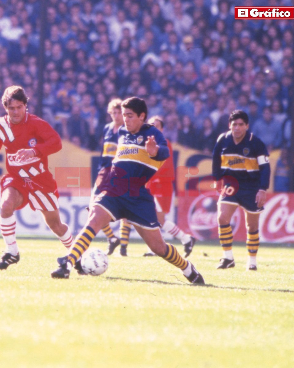 🗓 Hasta su cumpleaños, el 30 de octubre, cien fotos inéditas o desconocidas de Diego Maradona, una por día.

⚽ Observa a Juan Román Riquelme en el único encuentro oficial en el que compartieron la cancha. 

🔵🟡 Boca 4 - 🔴🔴 Argentinos Juniors 2

🔙 24 de agosto de 1997

📷